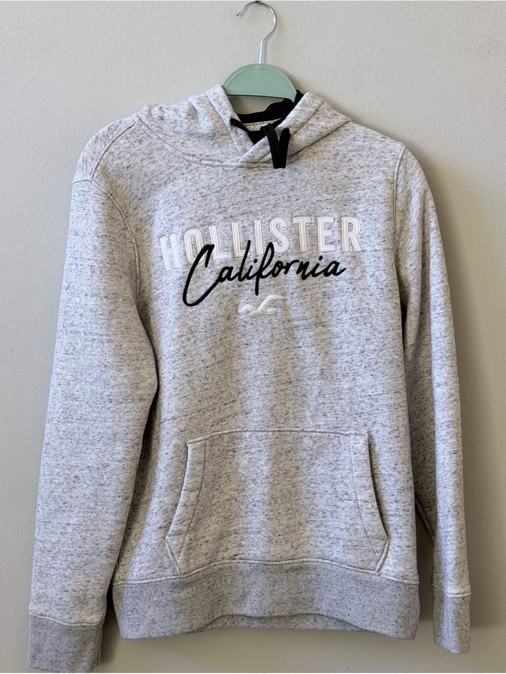 Hollister Men’s Retro Y2K Light Gray Hoodie with Embroidered California Logo